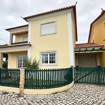 Toca Dos Coelhos Tatil Evi Silveira (Lisbon)